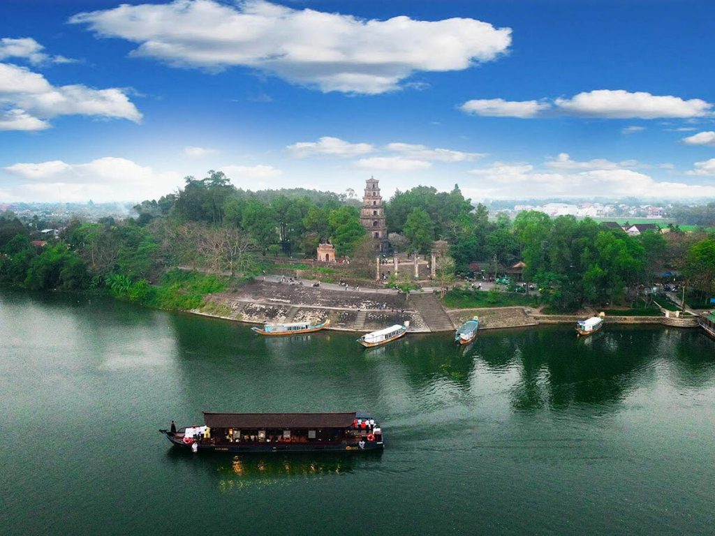 Chùa Thiên Mụ - Đệ nhất Cổ Tự xứ Huế, nằm bên bờ sông Hương 