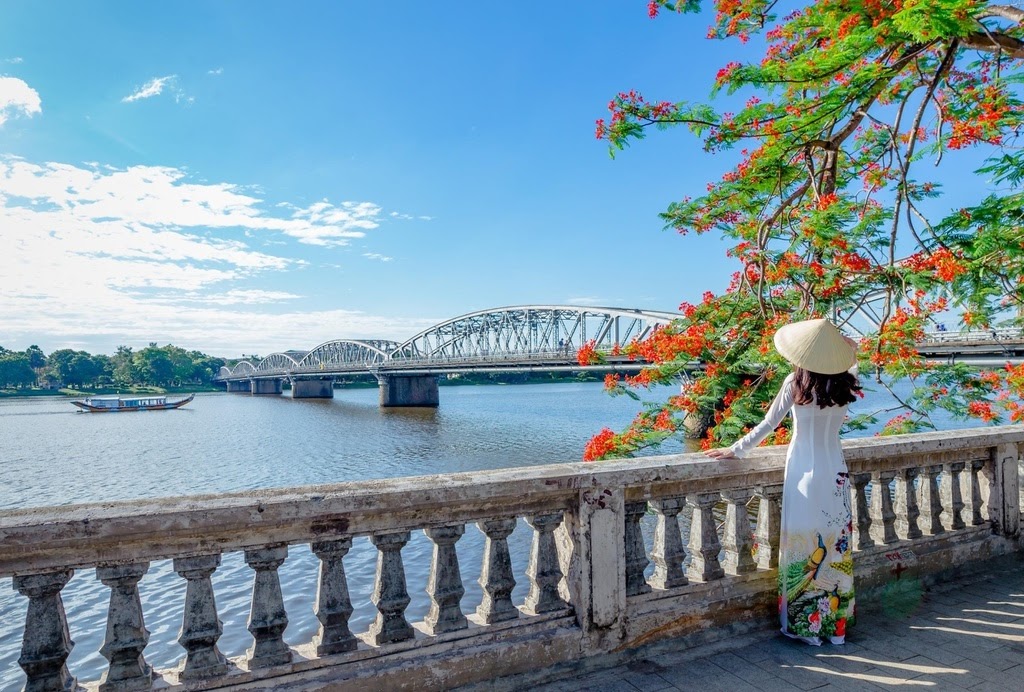 Sông Hương - Dải lụa hiền hòa bao quanh Huế bởi dòng chảy lượn uốn qua Kinh Thành, Hoàng Thành, Tử Cấm Thành và Đại Nội 